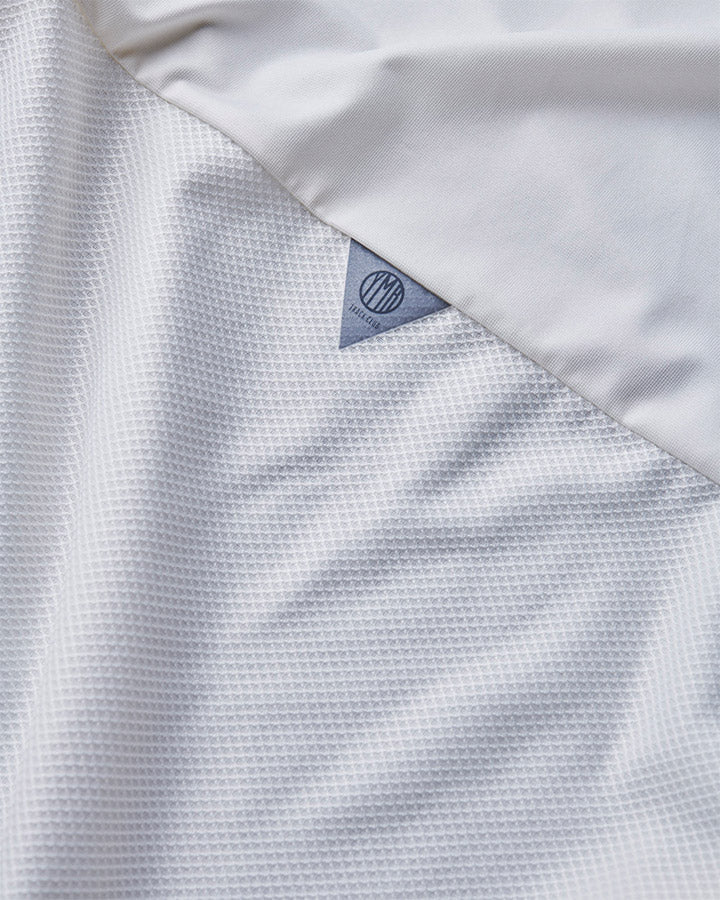 Off-white tshirt med marinblått print på vänster bröst. Reflexdetalj på ryggen. Mesh för god ventilation, solid tyg över axlarna för extra hållbarhet.