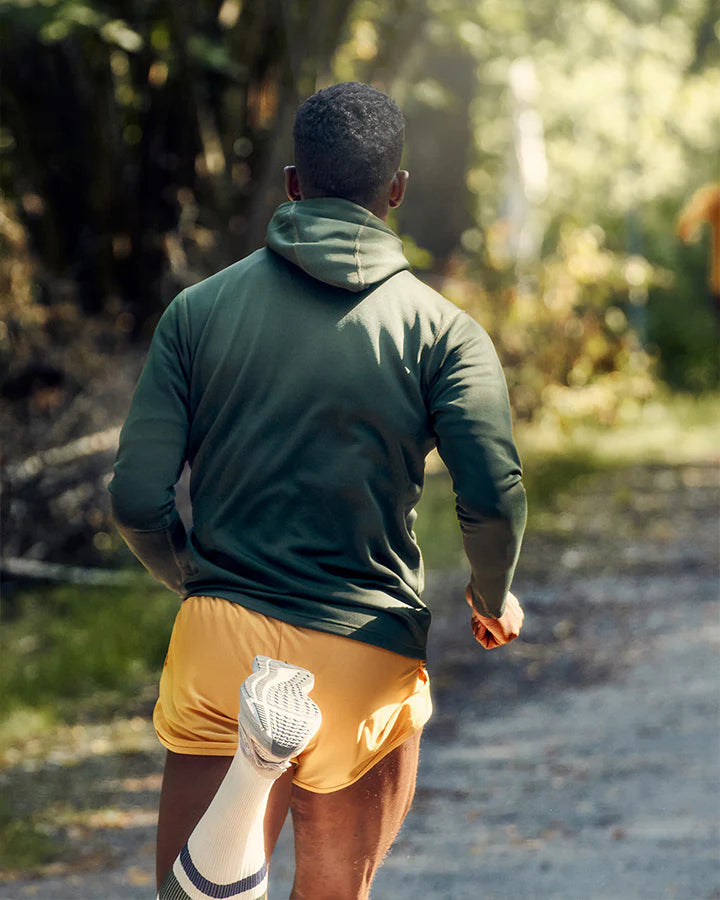 YMR Åsunden Men's Hoodie. Grön hoodie med gul kontrastfärg på insidan av luvan och loggan på bröstet. Huva med hög krage och tumöppningar i ärmsluten. Tight, sportig passform.