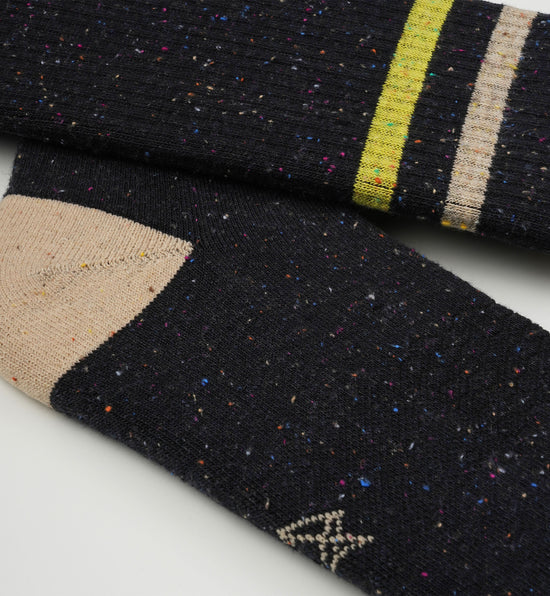 Incylence Lifestyle kollektion. En mjuk och härlig strumpa att bära till vardags och slappa dagar. Denna modell i svart färg med beige och gul detalj. Köp hos oss i Sverige idag!