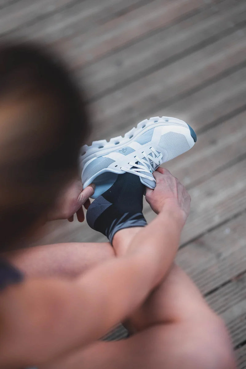 Incylence Running Disrupts Short Black. Längre löparstrumpa i svart färg med grå detalj.