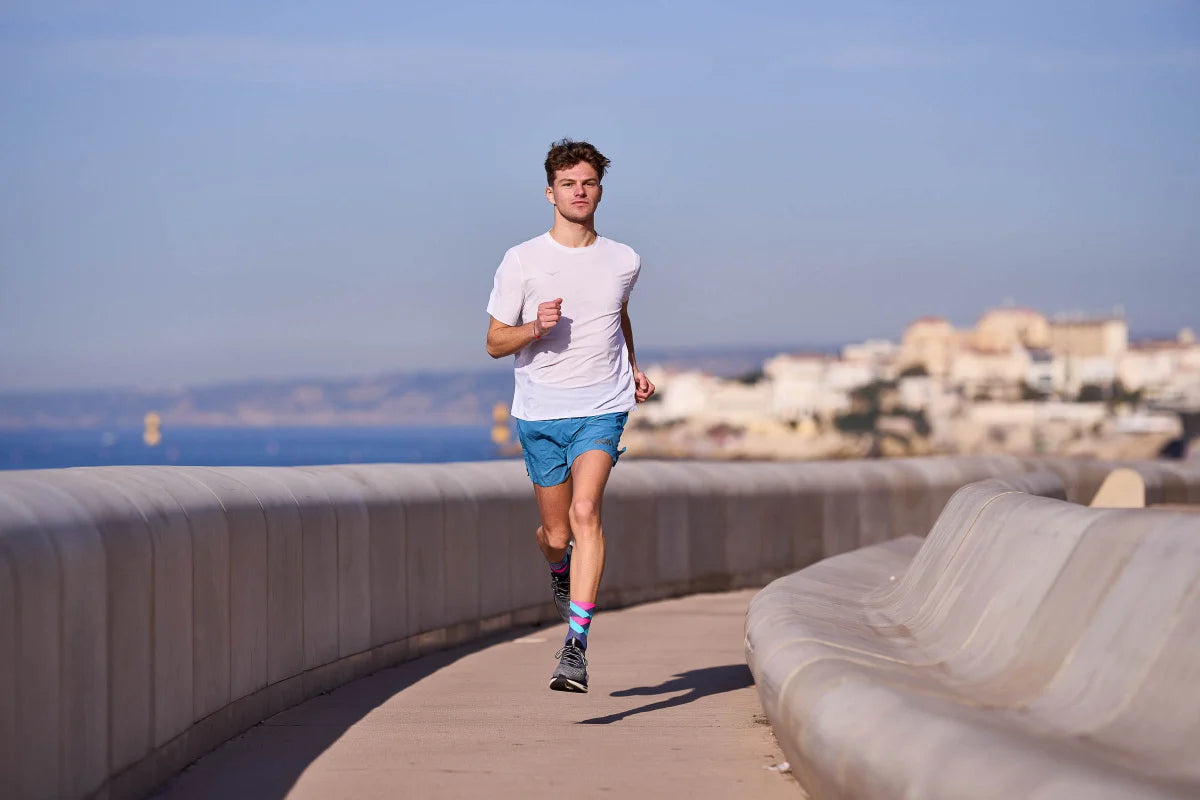 Incylence Running Peaks Zucchero Cyan. Lila löparstrumpa med turkos och rosa detaljer.