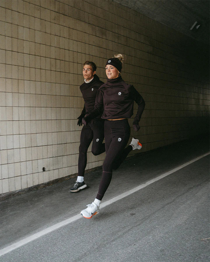 Fodrade tights i vinrött. Det borstade innertyget ger en mjuk och behaglig känsla mot huden samtidigt som det håller värmen effektivt. Den kroppsnära passformen med strategiskt placerade sömmar ger maximal rörelsefrihet. Midjan har både resår och snörning för en säker passform, och fickor på båda benen. Logga på benets framsida samt i nederkant baksida.