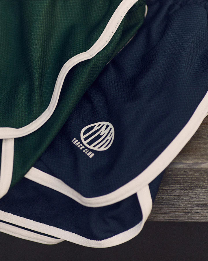 Unisex splitshorts med innerbyxa. Diskret liten ficka i innerbyxan för exempelvis nyckel eller gel. Marinblåa med vita detaljer och logotyp. Resår i midjan med elastisk snörning.