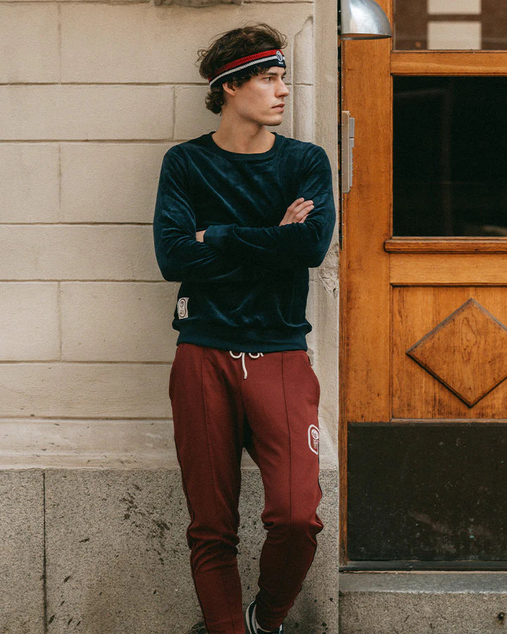 Marinblå sweatshirt i plysch. Unisexplagg med avslappnad passform. Satinetikett på höger sida.