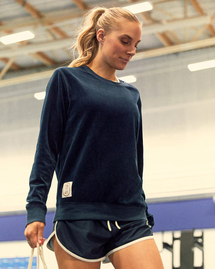 Marinblå sweatshirt i plysch. Unisexplagg med avslappnad passform. Satinetikett på höger sida.