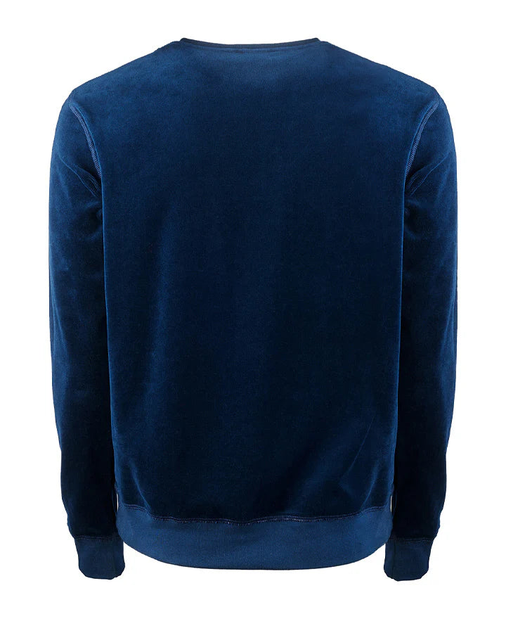 Marinblå sweatshirt i plysch. Unisexplagg med avslappnad passform. Satinetikett på höger sida.