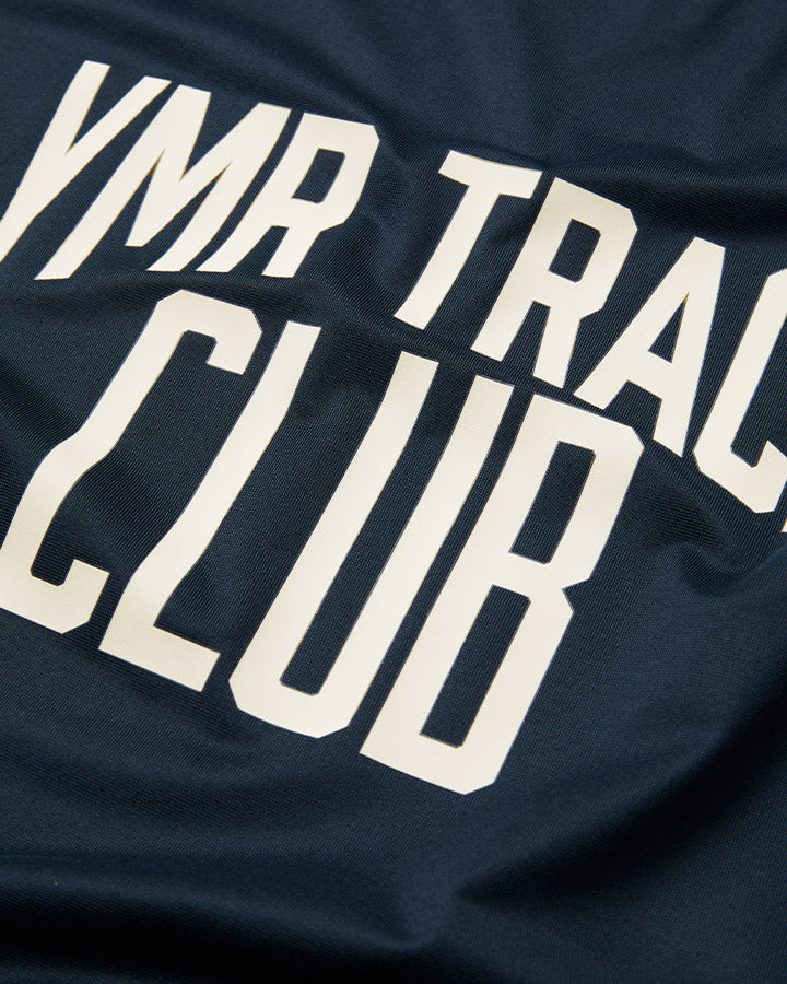 Lättviktigt träningslinne för kvinnor. Marinblått med logotyp i off-white "YMR TRACK CLUB". Rymlig passform för optimal rörelsefrihet.