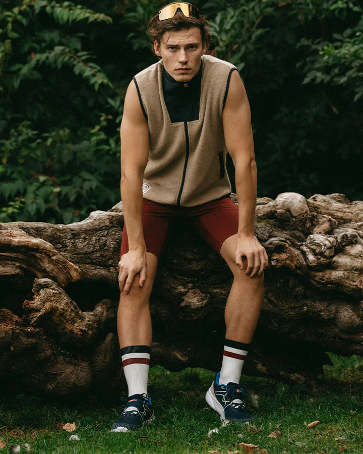 YMR Åsunden Mid Crew Socks. Vita strumpor med en röd och en blå rand upptill. Text "YMR TC" ovanför hälen. Extra vaddering under foten och vid hälen för ökad komfort och slitstyrka vid löpning eller annan fysisk aktivitet.