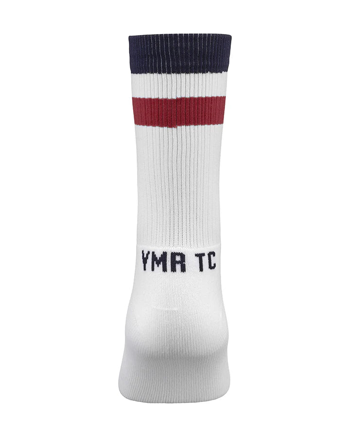 YMR Åsunden Mid Crew Socks. Vita strumpor med en röd och en blå rand upptill. Text "YMR TC" ovanför hälen. Extra vaddering under foten och vid hälen för ökad komfort och slitstyrka vid löpning eller annan fysisk aktivitet.