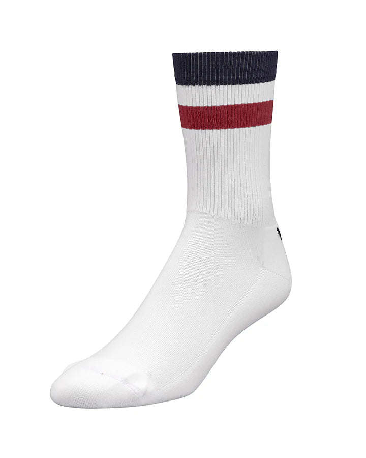 YMR Åsunden Mid Crew Socks. Vita strumpor med en röd och en blå rand upptill. Text "YMR TC" ovanför hälen. Extra vaddering under foten och vid hälen för ökad komfort och slitstyrka vid löpning eller annan fysisk aktivitet.