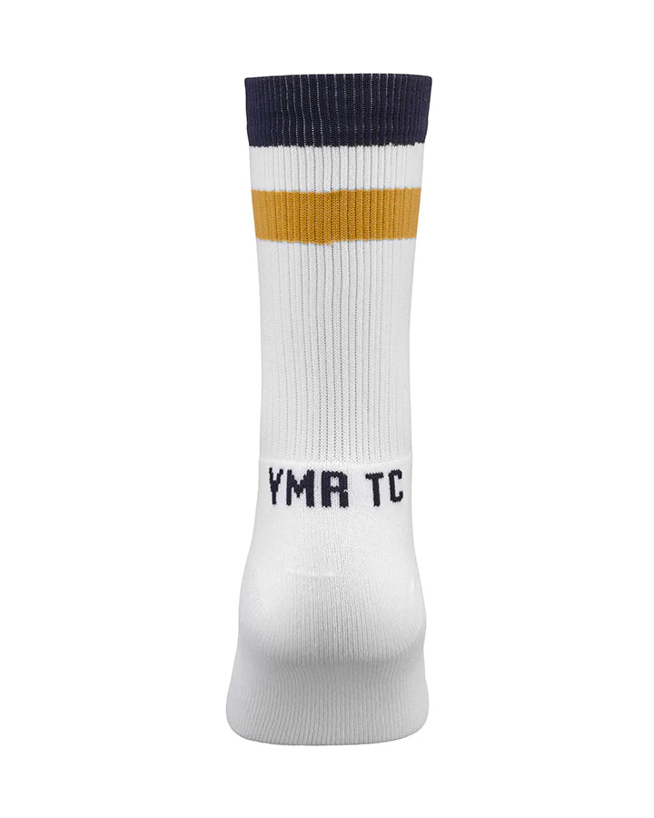 Vita strumpor med en gul och en blå rand upptill. Text "YMR TC" ovanför hälen. Extra vaddering under foten och vid hälen för ökad komfort och slitstyrka vid löpning eller annan fysisk aktivitet.