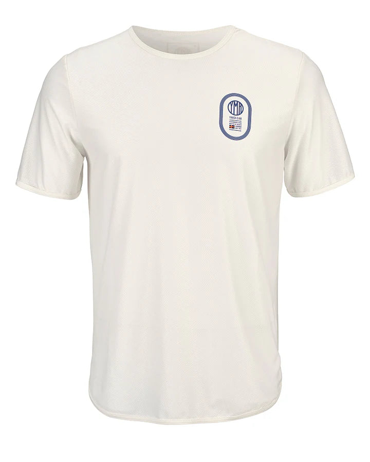 Off-white tshirt med marinblått print på vänster bröst. Reflexdetalj på ryggen. Mesh för god ventilation, solid tyg över axlarna för extra hållbarhet.