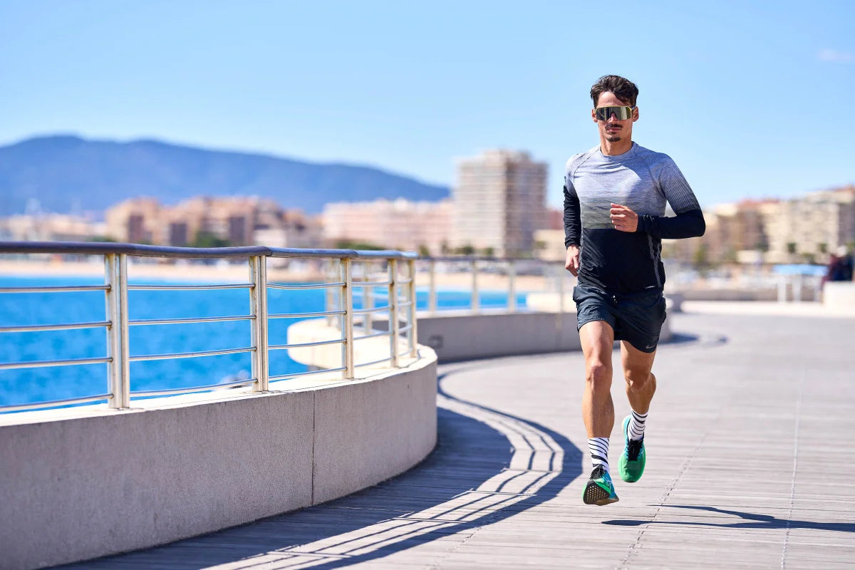 Incylence Ultralight Angles White. Vit och svart löparstrumpa med perfekt passform.