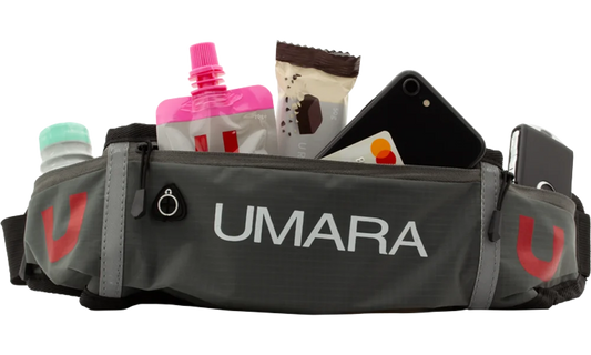 Umara Awesome löparbälte. Midjebälte till förvaring under träningpassen. Förvara energi eller mobil under löprundan med detta midjebälte. Grått i färgen med Umaras logga.