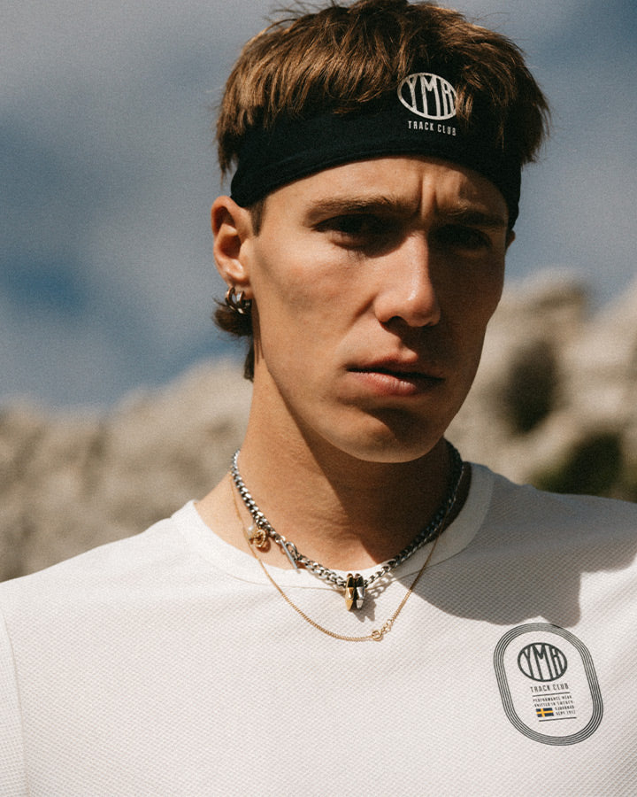 Off-white tshirt med marinblått print på vänster bröst. Reflexdetalj på ryggen. Mesh för god ventilation, solid tyg över axlarna för extra hållbarhet.
