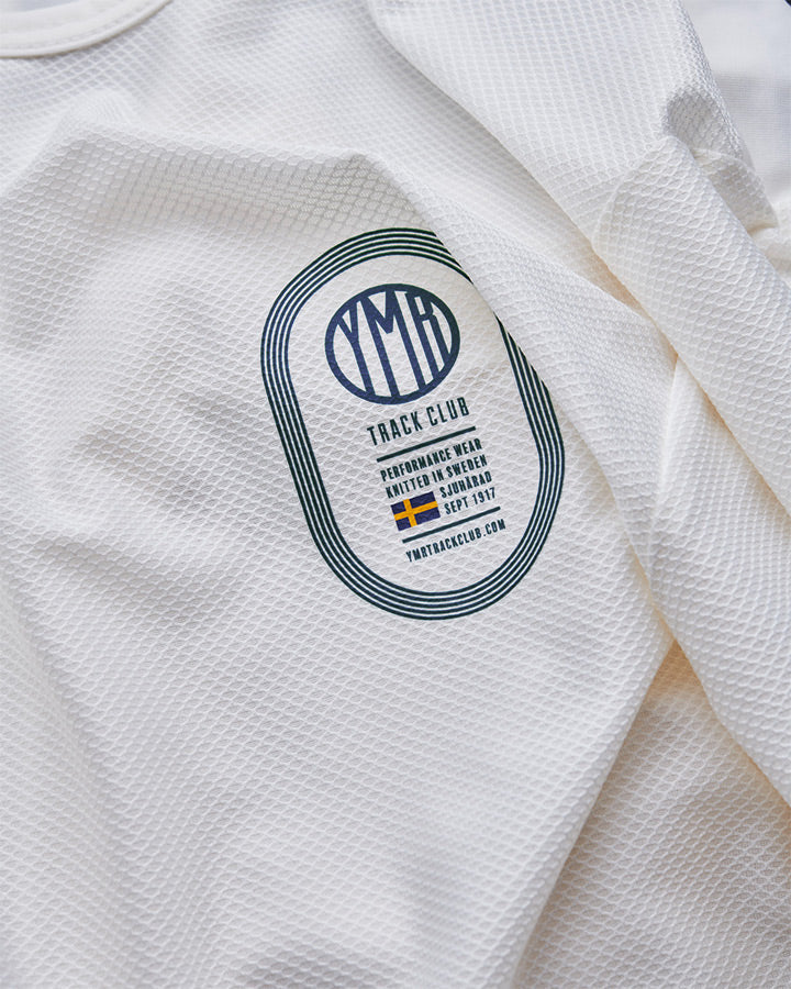 Off-white tshirt med marinblått print på vänster bröst. Reflexdetalj på ryggen. Mesh för god ventilation, solid tyg över axlarna för extra hållbarhet.