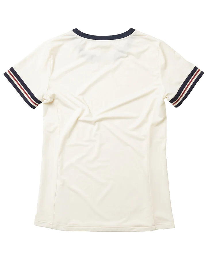 Off-white tshirt med marinblå halsringning samt marinblåa och röda ränder på ärmsluten. Text i marinblått på bröstet "YMR TRACK CLUB".