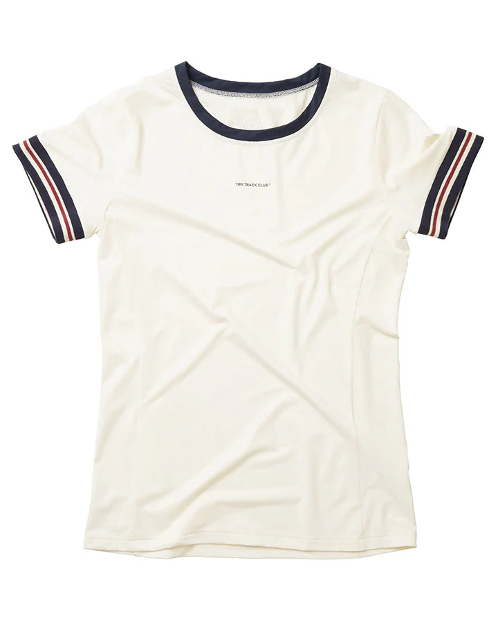 Off-white tshirt med marinblå halsringning samt marinblåa och röda ränder på ärmsluten. Text i marinblått på bröstet "YMR TRACK CLUB".