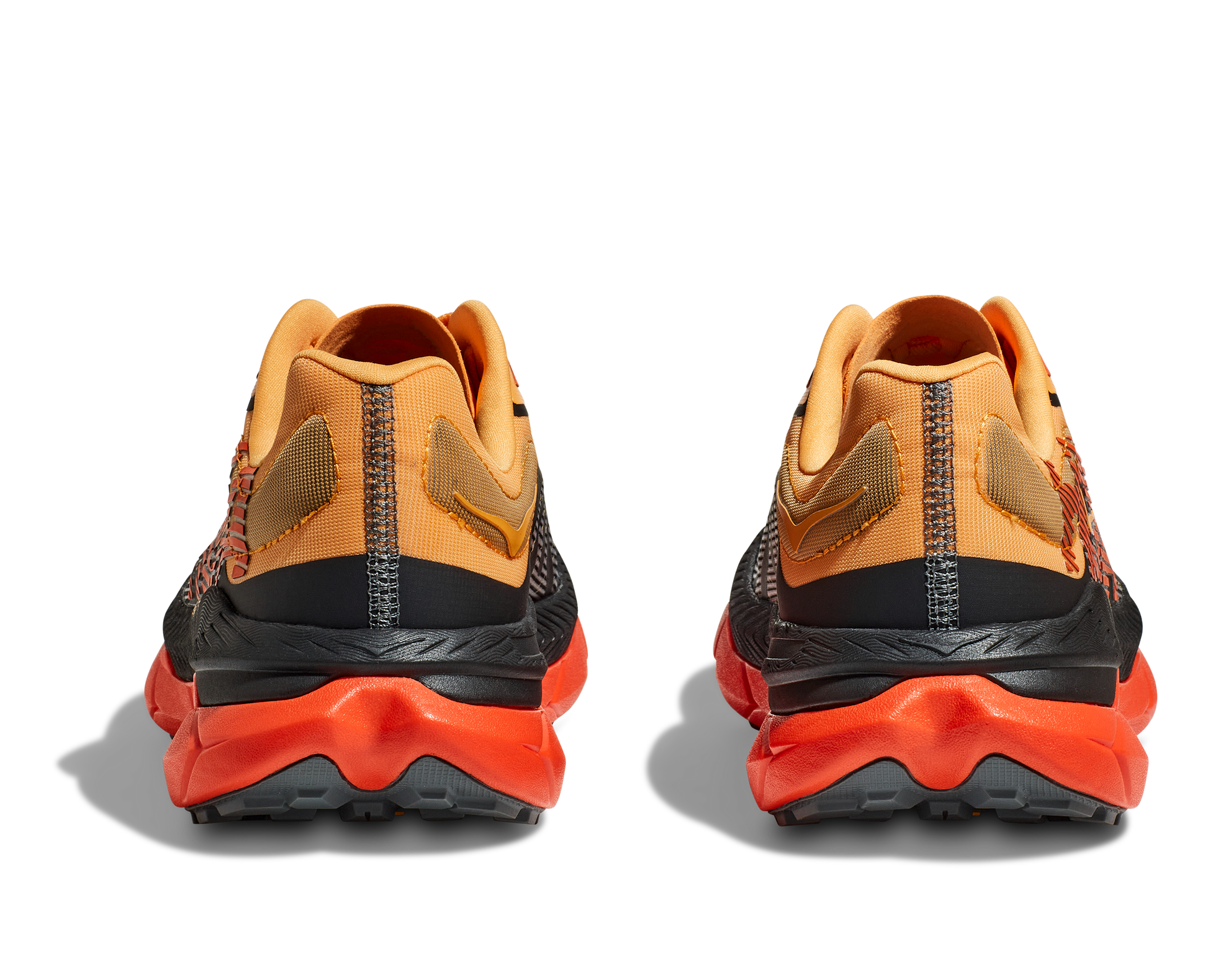 Hoka Tecton X 2, herrmodell. Svart, röd och orange i färgen som gör att utseendet utstrålar fart. Hos Hoka specialisterna i Sverige.