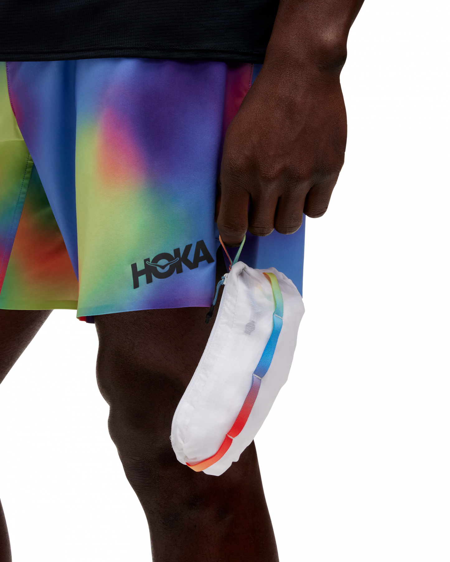 Hoka M Skyflow jacket, ultralätt löparjacka som inte prasslar. Vit och transparant färg med multifärg i detaljer. Hos Hoka specialisterna i Sverige.