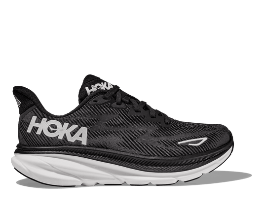 Hoka Clifton 9 Wide i modell man. Klassiska färgen svart och vit som passar till det mesta. Hos Hoka specialisterna i Sverige.