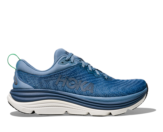 Hoka Gaviota 5 M, skomodell till herr. Denna modell är rymlig i passformen jämfört med andra Hoka skor. Här har ni Hokas stabilaste sko med pronationsstöd. Här går färgen i blåa nyanser med vitt längst ned på sulan och grön dragflik. Perfekt för löpningen eller arbetspasset där du behöver mycket dämpning. 