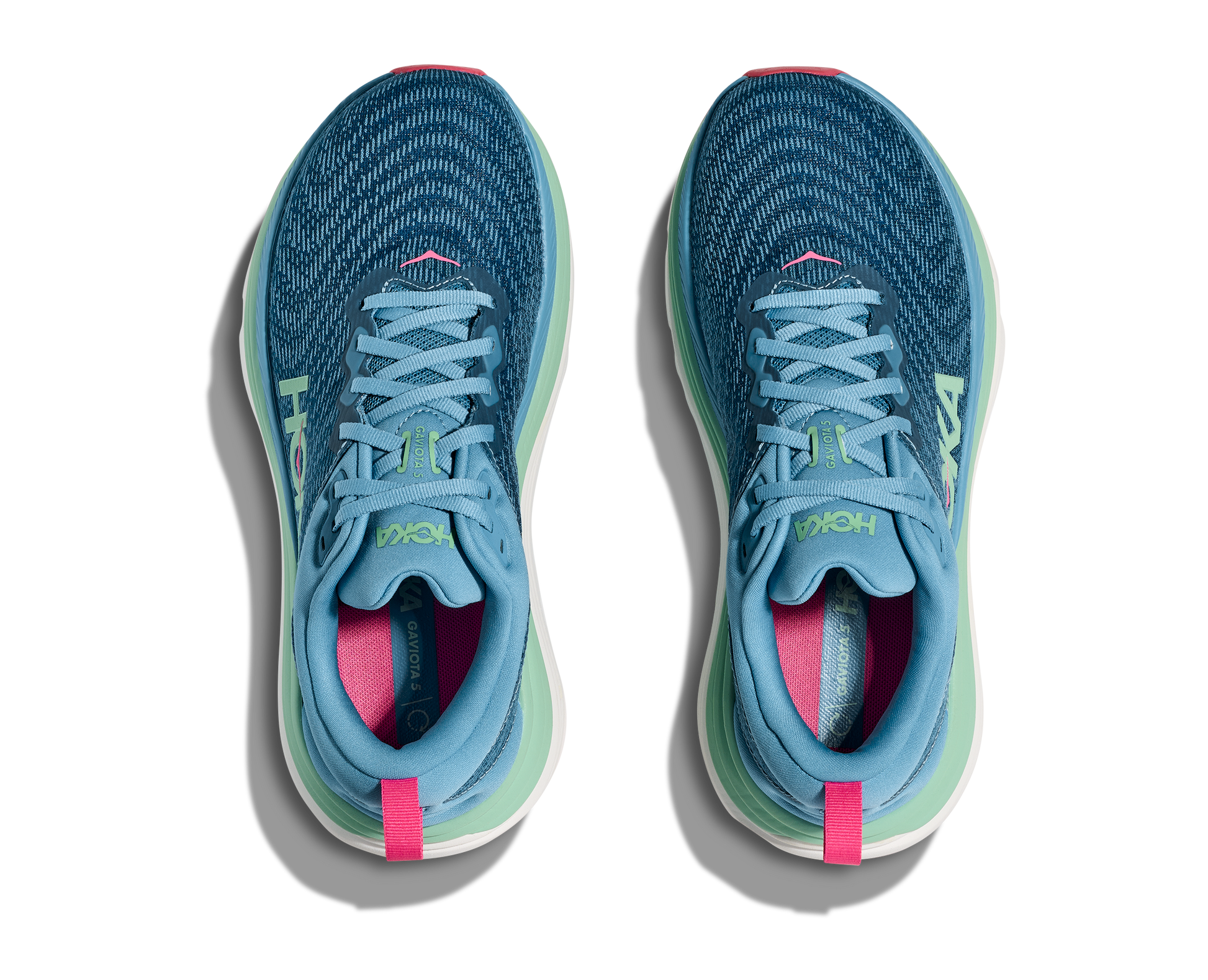 Hoka Gaviota 5 W, skomodell till dam. Denna modell är rymlig i passformen jämfört med andra Hoka skor. Här har ni Hokas stabilaste sko med pronationsstöd. Blå färg i grunden med detaljer i grönt och rosa. Perfekt för löpningen eller arbetspasset där du behöver mycket dämpning. 