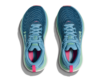 Hoka Gaviota 5 W, skomodell till dam. Denna modell är rymlig i passformen jämfört med andra Hoka skor. Här har ni Hokas stabilaste sko med pronationsstöd. Blå färg i grunden med detaljer i grönt och rosa. Perfekt för löpningen eller arbetspasset där du behöver mycket dämpning. 
