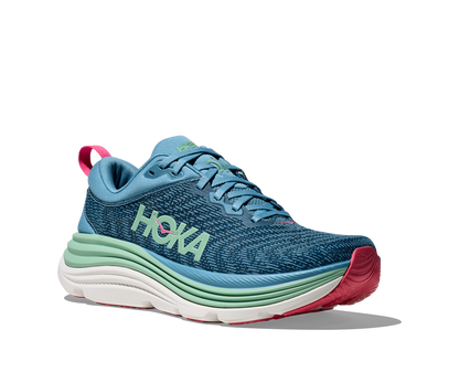 Hoka Gaviota 5 W, skomodell till dam. Denna modell är rymlig i passformen jämfört med andra Hoka skor. Här har ni Hokas stabilaste sko med pronationsstöd. Blå färg i grunden med detaljer i grönt och rosa. Perfekt för löpningen eller arbetspasset där du behöver mycket dämpning. 