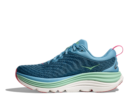 Hoka Gaviota 5 W, skomodell till dam. Denna modell är rymlig i passformen jämfört med andra Hoka skor. Här har ni Hokas stabilaste sko med pronationsstöd. Blå färg i grunden med detaljer i grönt och rosa. Perfekt för löpningen eller arbetspasset där du behöver mycket dämpning. 