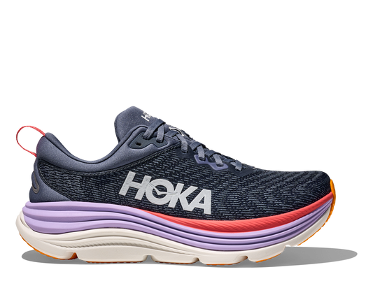 Hoka Gaviota 5 W, skomodell till dam. Denna modell är rymlig i passformen jämfört med andra Hoka skor. Här har ni Hokas stabilaste sko med pronationsstöd. Mörkblå färg i grunden med detaljer i lila, rött och orange. Perfekt för löpningen eller arbetspasset där du behöver mycket dämpning. 