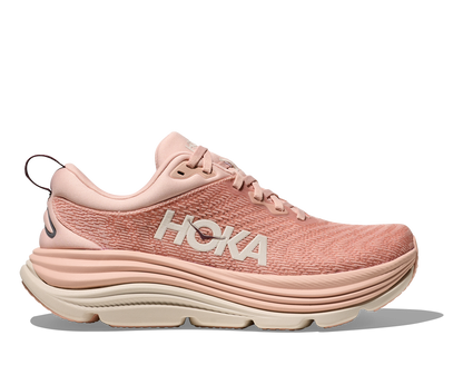 Hoka Gaviota 5 W, skomodell till dam. Denna modell är rymlig i passformen jämfört med andra Hoka skor. Här har ni Hokas stabilaste sko med pronationsstöd. Här går färgen i rosa och beiga nyanser. Perfekt för löpningen eller arbetspasset där du behöver mycket dämpning. 