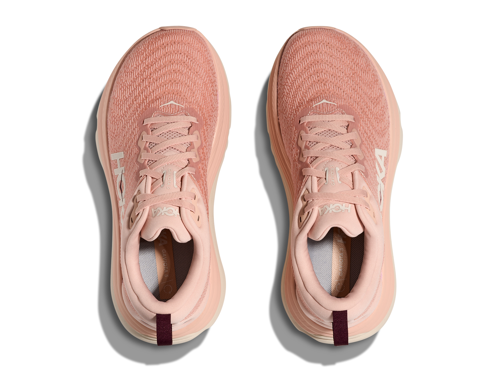 Hoka Gaviota 5 W, skomodell till dam. Denna modell är rymlig i passformen jämfört med andra Hoka skor. Här har ni Hokas stabilaste sko med pronationsstöd. Här går färgen i rosa och beiga nyanser. Perfekt för löpningen eller arbetspasset där du behöver mycket dämpning. 
