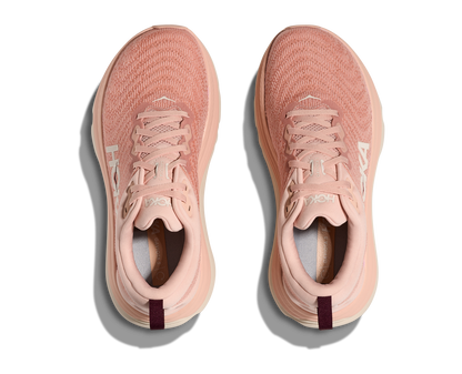 Hoka Gaviota 5 W, skomodell till dam. Denna modell är rymlig i passformen jämfört med andra Hoka skor. Här har ni Hokas stabilaste sko med pronationsstöd. Här går färgen i rosa och beiga nyanser. Perfekt för löpningen eller arbetspasset där du behöver mycket dämpning. 