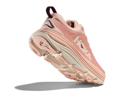 Hoka Gaviota 5 W, skomodell till dam. Denna modell är rymlig i passformen jämfört med andra Hoka skor. Här har ni Hokas stabilaste sko med pronationsstöd. Här går färgen i rosa och beiga nyanser. Perfekt för löpningen eller arbetspasset där du behöver mycket dämpning. 