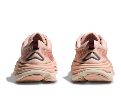 Hoka Gaviota 5 W, skomodell till dam. Denna modell är rymlig i passformen jämfört med andra Hoka skor. Här har ni Hokas stabilaste sko med pronationsstöd. Här går färgen i rosa och beiga nyanser. Perfekt för löpningen eller arbetspasset där du behöver mycket dämpning. 