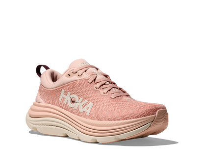 Hoka Gaviota 5 W, skomodell till dam. Denna modell är rymlig i passformen jämfört med andra Hoka skor. Här har ni Hokas stabilaste sko med pronationsstöd. Här går färgen i rosa och beiga nyanser. Perfekt för löpningen eller arbetspasset där du behöver mycket dämpning. 