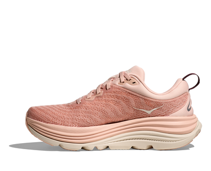 Hoka Gaviota 5 W, skomodell till dam. Denna modell är rymlig i passformen jämfört med andra Hoka skor. Här har ni Hokas stabilaste sko med pronationsstöd. Här går färgen i rosa och beiga nyanser. Perfekt för löpningen eller arbetspasset där du behöver mycket dämpning. 