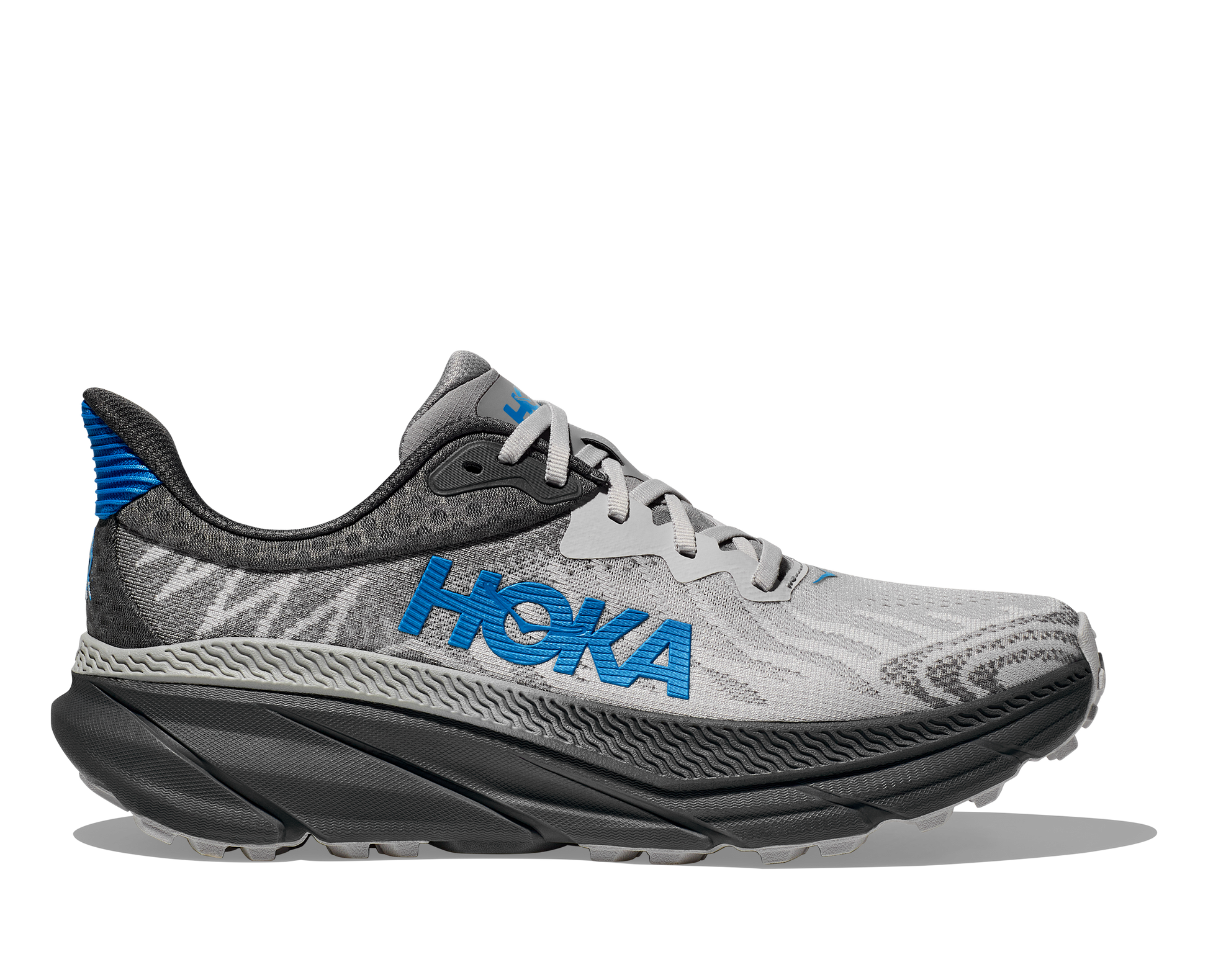 Hoka Challenger ATR 7 wide, herrmodell. Grå och blå sko till att springa eller gå på alla underlag. Hos Hoka specialisterna i Sverige.