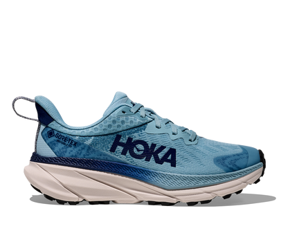 Hoka Challenger ATR 7 GTX, dammodell. Vattentät springsko i blåa nyanser med crème-vit sula. Gjord för alla underlag och även skön att gå i. Hos Hoka specialisterna i Sverige.