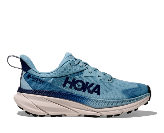 Hoka Challenger ATR 7 GTX, dammodell. Vattentät springsko i blåa nyanser med crème-vit sula. Gjord för alla underlag och även skön att gå i. Hos Hoka specialisterna i Sverige.