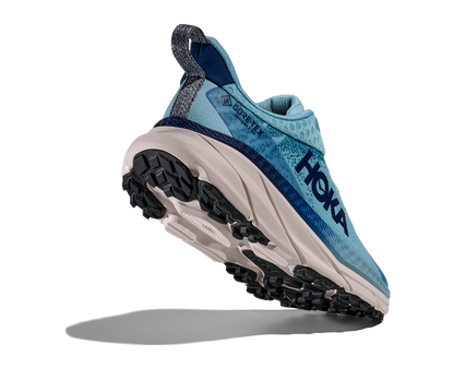 Hoka Challenger ATR 7 GTX, dammodell. Vattentät springsko i blåa nyanser med crème-vit sula. Gjord för alla underlag och även skön att gå i. Hos Hoka specialisterna i Sverige.