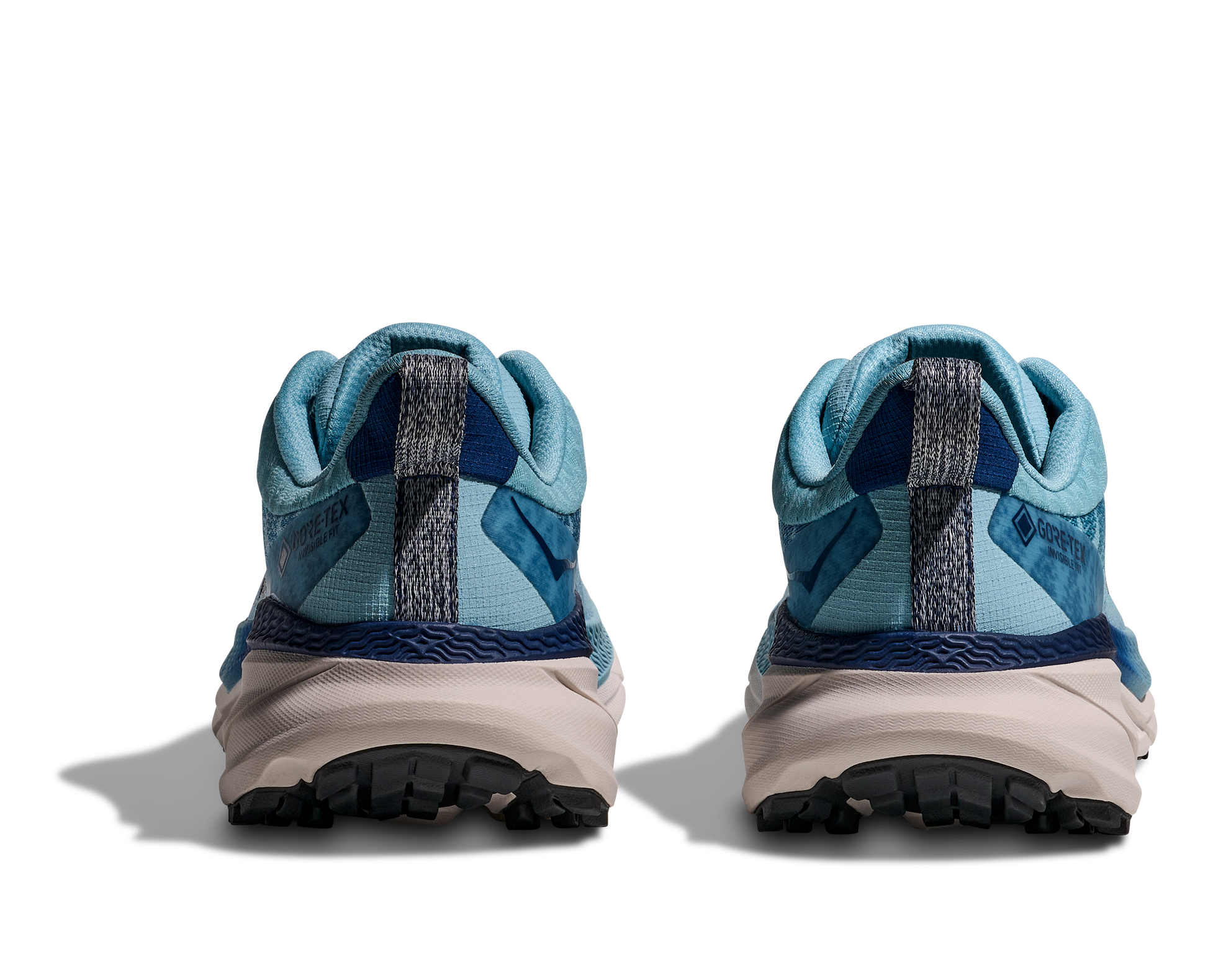 Hoka Challenger ATR 7 GTX, dammodell. Vattentät springsko i blåa nyanser med crème-vit sula. Gjord för alla underlag och även skön att gå i. Hos Hoka specialisterna i Sverige.