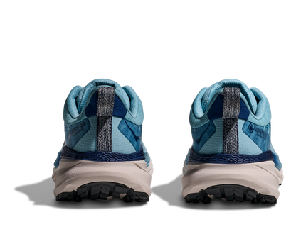 Hoka Challenger ATR 7 GTX, dammodell. Vattentät springsko i blåa nyanser med crème-vit sula. Gjord för alla underlag och även skön att gå i. Hos Hoka specialisterna i Sverige.
