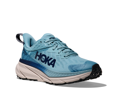 Hoka Challenger ATR 7 GTX, dammodell. Vattentät springsko i blåa nyanser med crème-vit sula. Gjord för alla underlag och även skön att gå i. Hos Hoka specialisterna i Sverige.