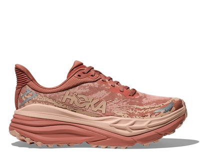 Hoka Stinson 7 W, dammodell. Hybridsko för alla underlag. En av Hokas stabilaste skor med pronationsstöd. En väldämpad sko som avlastar rygg och knä. Färgen här är rosa och beige. 