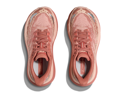 Hoka Stinson 7 W, dammodell. Hybridsko för alla underlag. En av Hokas stabilaste skor med pronationsstöd. En väldämpad sko som avlastar rygg och knä. Färgen här är rosa och beige. 