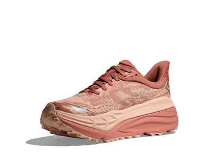 Hoka Stinson 7 W, dammodell. Hybridsko för alla underlag. En av Hokas stabilaste skor med pronationsstöd. En väldämpad sko som avlastar rygg och knä. Färgen här är rosa och beige. 