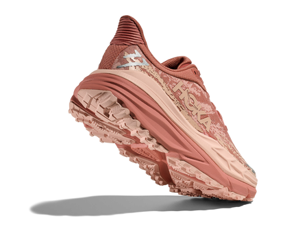 Hoka Stinson 7 W, dammodell. Hybridsko för alla underlag. En av Hokas stabilaste skor med pronationsstöd. En väldämpad sko som avlastar rygg och knä. Färgen här är rosa och beige. 