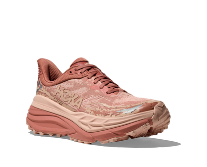 Hoka Stinson 7 W, dammodell. Hybridsko för alla underlag. En av Hokas stabilaste skor med pronationsstöd. En väldämpad sko som avlastar rygg och knä. Färgen här är rosa och beige. 